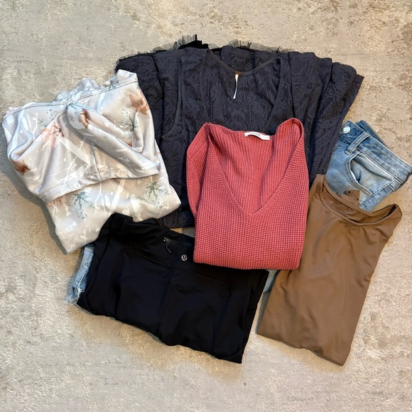 Closet Refresh - 6 Piece Multi-Brand Bundle - Mixed Size Clothing Lot Capsule - Picture 8 of 16